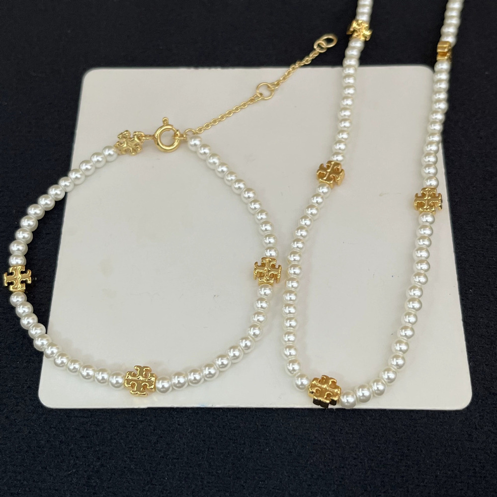 Tory Burch Pearl Necklace Charming